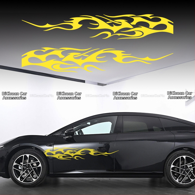 Kasusi automašīnas korpusa uzlīme – līmējoša, ģeometrisks liesmas motīvs, dekorācijai uz visas sānu puses