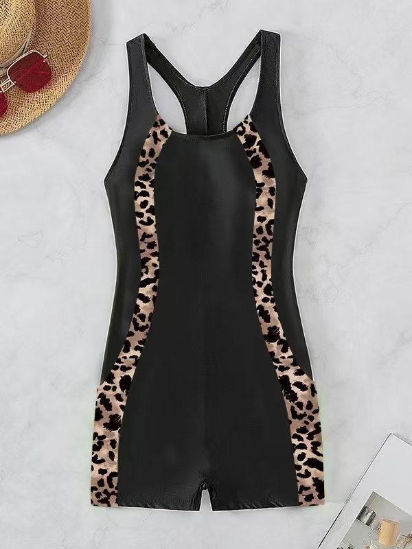 Női egyrészes fürdőruha, oldalain négyszögletes kivágásokkal, sportos‑casual stílus, hát nélküli, beépített melltartóbetét, nylon 80/20 anyag