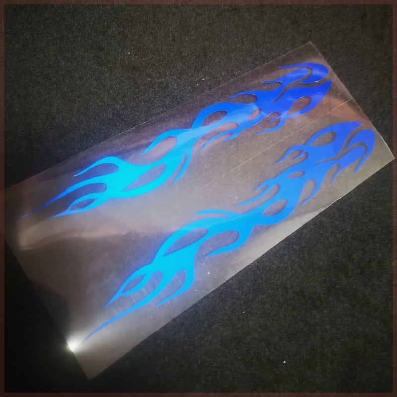 Flame raksts automašīnai un motociklam – korpusa uzlīme, materiāls: uzlīme, montāža: līmēšana