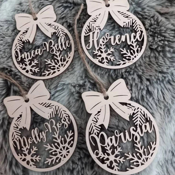 Дървена коледна висулка за елха с ажурна резба и печатно лого