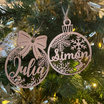 Дървена коледна висулка за елха с ажурна резба и печатно лого