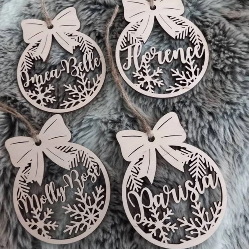 Дървена коледна висулка за елха с ажурна резба и печатно лого