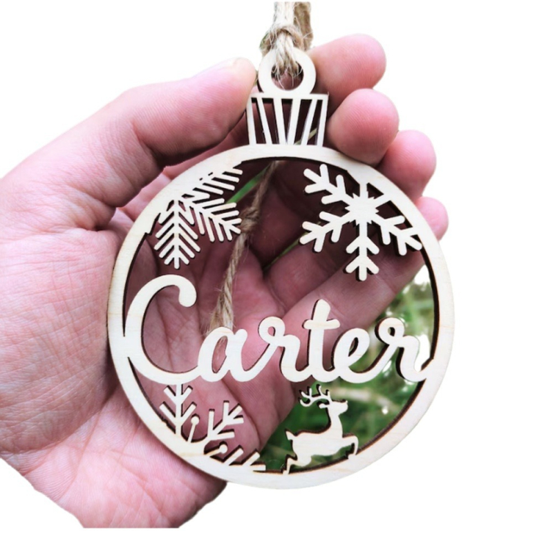 Дървена коледна висулка за елха с ажурна резба и печатно лого