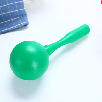 Bērnu plastmasas smilšu āmurs – ovāls perkusijas instruments ausu un sensoriskai attīstībai; materiāls: plastmasa; vecums 15–35 gadi