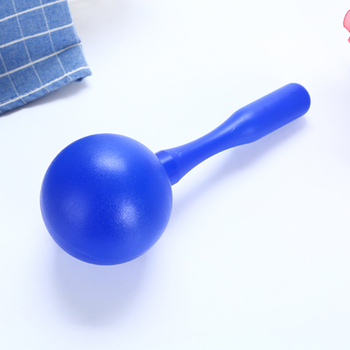 Bērnu plastmasas smilšu āmurs – ovāls perkusijas instruments ausu un sensoriskai attīstībai; materiāls: plastmasa; vecums 15–35 gadi