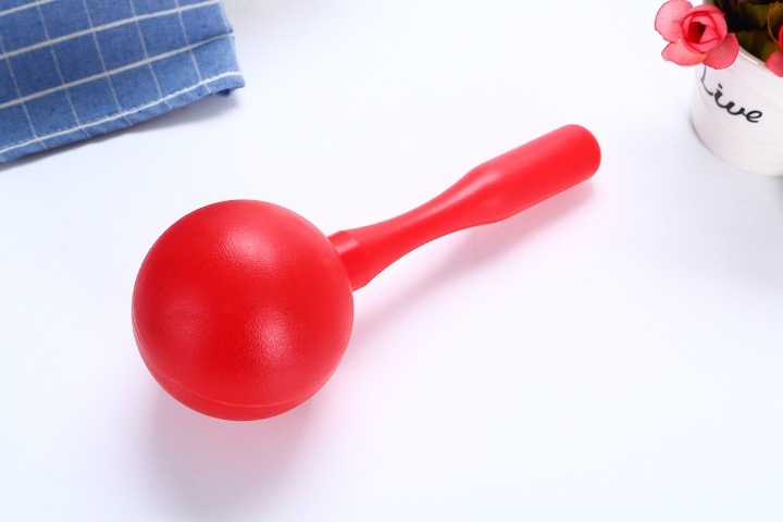 Bērnu plastmasas smilšu āmurs – ovāls perkusijas instruments ausu un sensoriskai attīstībai; materiāls: plastmasa; vecums 15–35 gadi