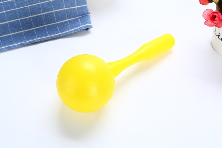 Bērnu plastmasas smilšu āmurs – ovāls perkusijas instruments ausu un sensoriskai attīstībai; materiāls: plastmasa; vecums 15–35 gadi