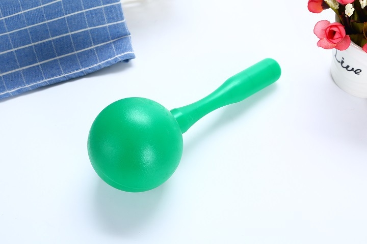 Bērnu plastmasas smilšu āmurs – ovāls perkusijas instruments ausu un sensoriskai attīstībai; materiāls: plastmasa; vecums 15–35 gadi