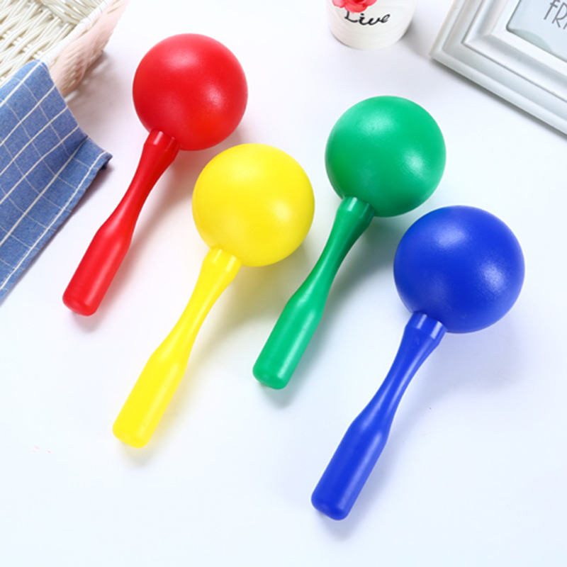 Bērnu plastmasas smilšu āmurs – ovāls perkusijas instruments ausu un sensoriskai attīstībai; materiāls: plastmasa; vecums 15–35 gadi