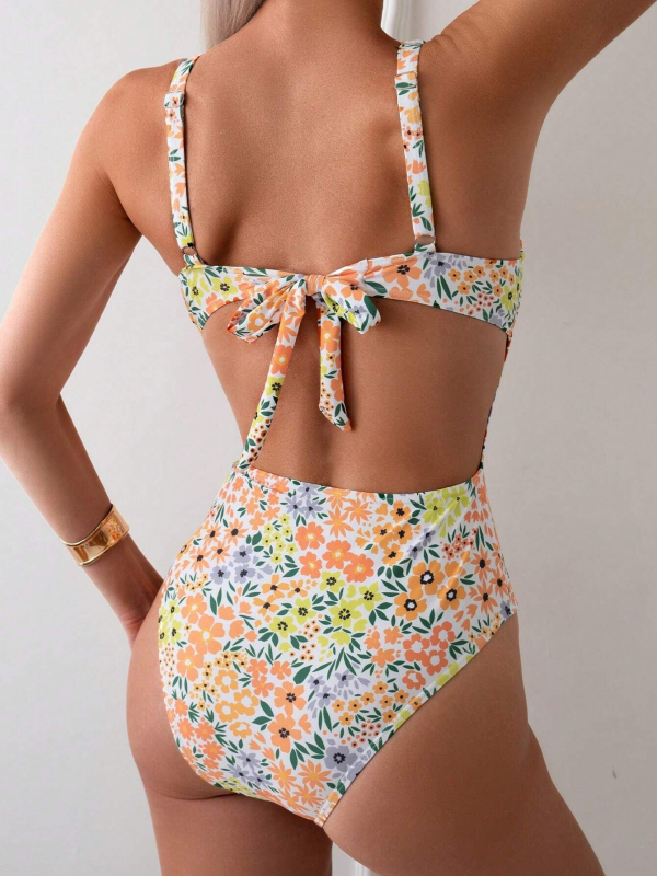 Costum de baie întreg pentru femei, imprimeu floral, spate decupat, croială strânsă; țesătură poliester 82% cu căptușeală poliester 95%, cu pernuțe pentru bust, fără suport metalic