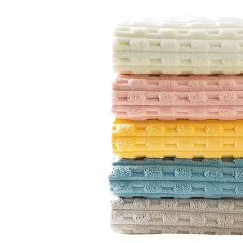 Koralinio fliso rankšluostis su džakardo apdaila, 150D, svoris 200–300 g, namų naudojimui