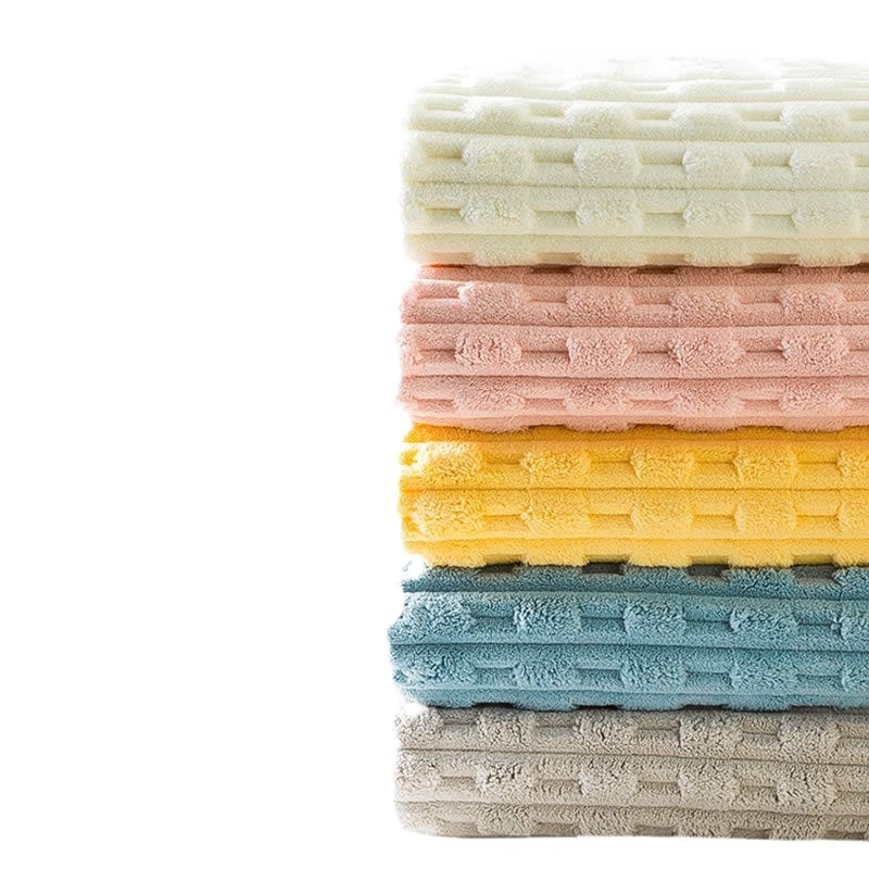 Koralinio fliso rankšluostis su džakardo apdaila, 150D, svoris 200–300 g, namų naudojimui