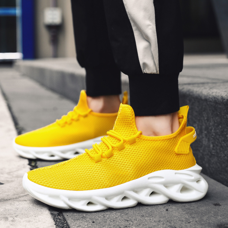 Vīriešu sieta materiāla sporta apavi, zemā augšdaļa, apaļš purns, šņorēšana, bieza zole 3-5 cm