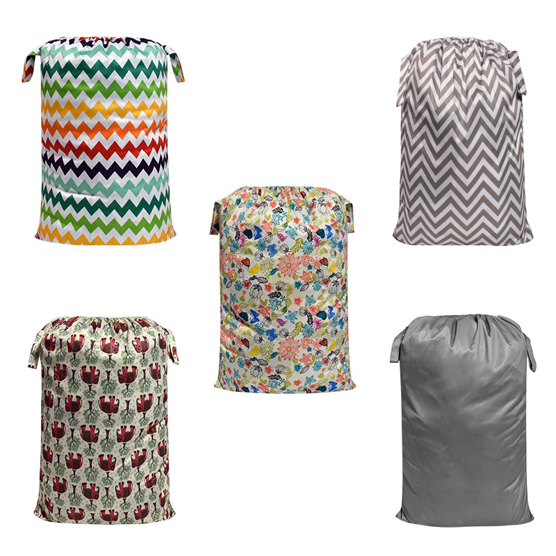 Portatīva autiņu uzglabāšanas soma ar PUL ūdensizturīgu audumu, mazgājama un atkārtoti lietojama, piemērota autiņu un netīro drēbju organizēšanai, ar plaukstas siksnu