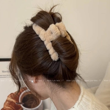 Plaukų segtukas Gripper, pūkuotas audinys, rankų darbas, įkvėpta Japonijos/Korejos, pavasaris 2024