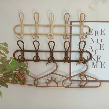 Rataninis sieninis kabykla su šešiais kabliukais, trijų eilių dizainas, šiuolaikiškas minimalistinis stilius