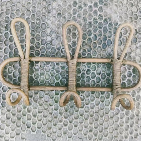 Rataninis sieninis kabykla su šešiais kabliukais, trijų eilių dizainas, šiuolaikiškas minimalistinis stilius