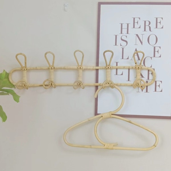 Rataninis sieninis kabykla su šešiais kabliukais, trijų eilių dizainas, šiuolaikiškas minimalistinis stilius