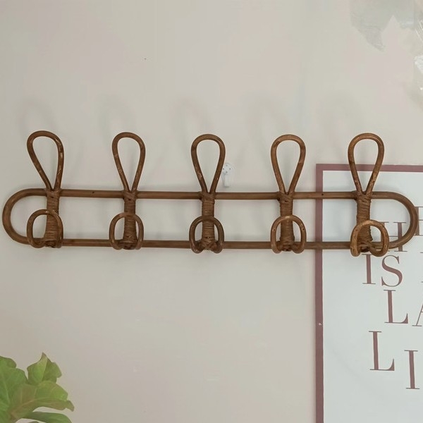 Rataninis sieninis kabykla su šešiais kabliukais, trijų eilių dizainas, šiuolaikiškas minimalistinis stilius