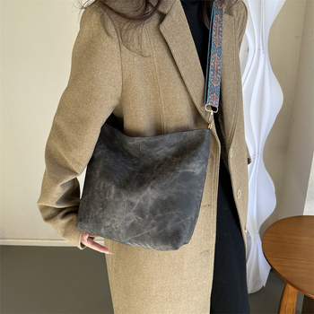 Τσάντα PU bucket bag με φερμουάρ και εσωτερική τσέπη με φερμουάρ, οριζόντιου τετράγωνου σχήματος, στυλ street-trend