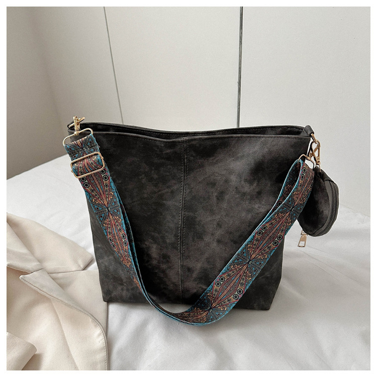 PU bucket bag cipzáras nyitás és belső cipzáras zseb, horizontális négyzetes forma, utcai stílus