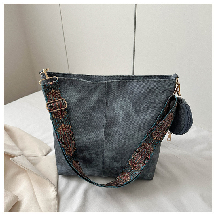 PU bucket bag cipzáras nyitás és belső cipzáras zseb, horizontális négyzetes forma, utcai stílus