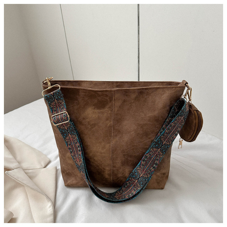 PU bucket bag cipzáras nyitás és belső cipzáras zseb, horizontális négyzetes forma, utcai stílus