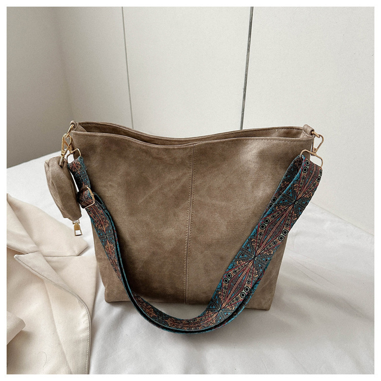 PU bucket bag cipzáras nyitás és belső cipzáras zseb, horizontális négyzetes forma, utcai stílus