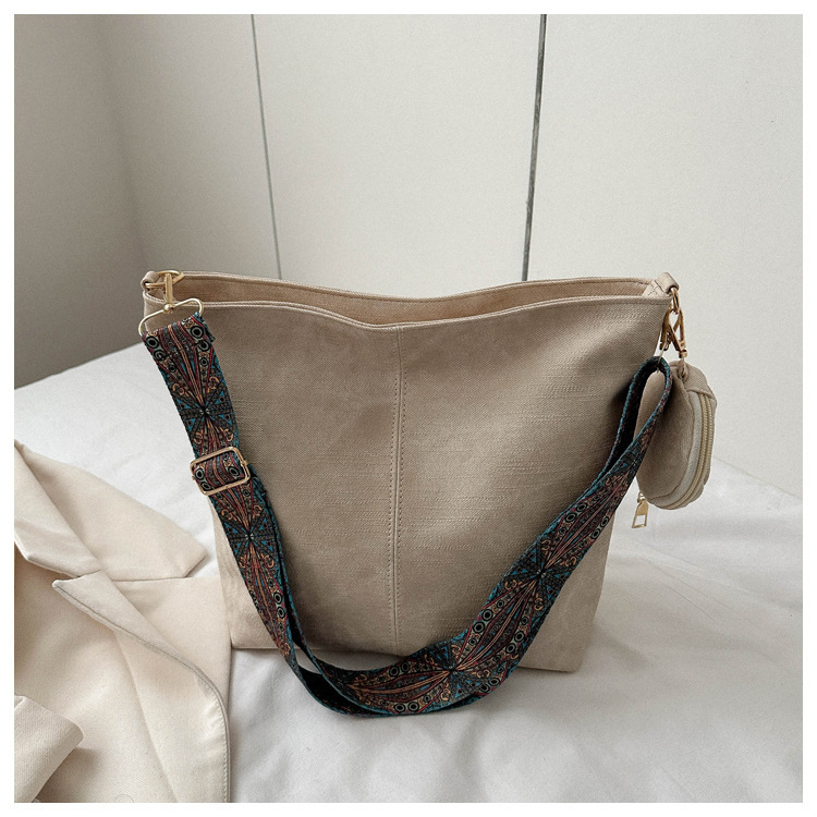 PU bucket bag cipzáras nyitás és belső cipzáras zseb, horizontális négyzetes forma, utcai stílus