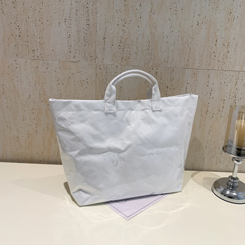 Τσάντα Tote – αστική απλότητα; PU υλικό; φερμουάρ; βαμβακερή επένδυση; οριζόντιο τετράγωνο σχήμα; Χειμώνας 2024