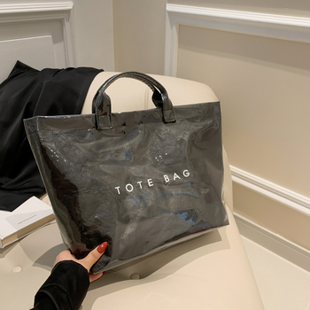 Τσάντα Tote – αστική απλότητα; PU υλικό; φερμουάρ; βαμβακερή επένδυση; οριζόντιο τετράγωνο σχήμα; Χειμώνας 2024