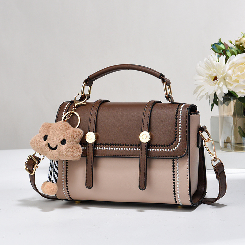 Geantă crossbody din PU — stil vintage pădure, formă orizontală pătrată, închidere cu capac, buzunar intern cu patch, buzunar sandwich cu fermoar, curea de umăr, primăvara 2024