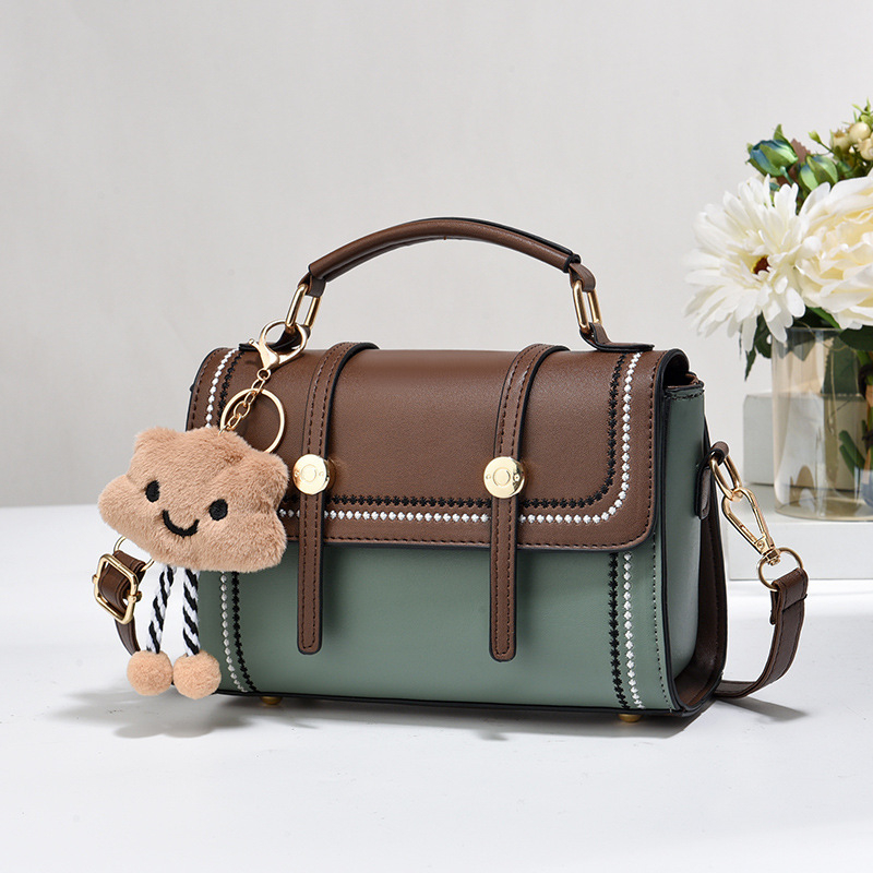 Geantă crossbody din PU — stil vintage pădure, formă orizontală pătrată, închidere cu capac, buzunar intern cu patch, buzunar sandwich cu fermoar, curea de umăr, primăvara 2024