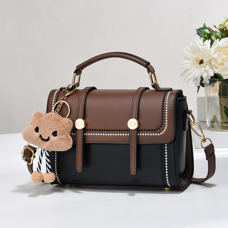 Geantă crossbody din PU — stil vintage pădure, formă orizontală pătrată, închidere cu capac, buzunar intern cu patch, buzunar sandwich cu fermoar, curea de umăr, primăvara 2024