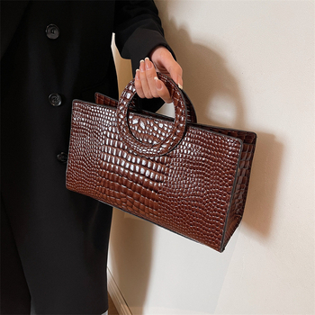 Τσάντα crossbody από PU δέρμα με υφή κροκοδειλίου, οριζόντιο τετράγωνο σχήμα, κλείσιμο με φερμουάρ, μιά ιμάντα, φθινοπωρινή συλλογή 2023