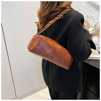 Τσάντα baguette σε αστικό μινιμαλιστικό στυλ, PU υλικό, κυλινδρικό σχήμα, φερμουάρ ανοίγματος, PU επένδυση