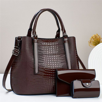 Geantă bucket din PU cu model crocodil, închidere magnetică, buzunare interne (buzunar cu fermoar, buzunar pentru telefon, buzunar pentru ID) și căptușeală din poliester