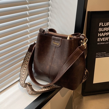 Κορεατικού στυλ bucket τσάντα, PU υλικό, οριζόντιο τετράγωνο σχήμα, καπάκι, εσωτερική τσέπη με φερμουάρ τύπου σάντουιτς, διπλοί ιμάντες ώμου