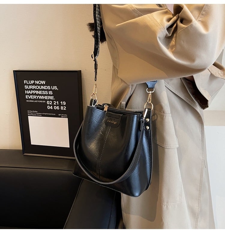 Geantă bucket în stil coreean, PU material, formă orizontal pătrată, închidere cu capac, buzunar intern cu fermoar tip sandviș, două bretele de umăr