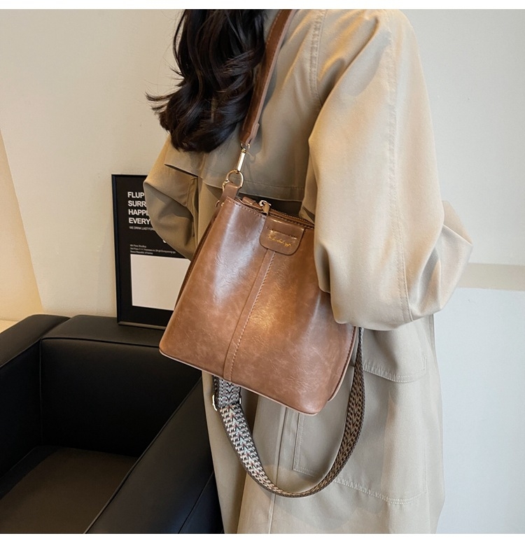 Geantă bucket în stil coreean, PU material, formă orizontal pătrată, închidere cu capac, buzunar intern cu fermoar tip sandviș, două bretele de umăr