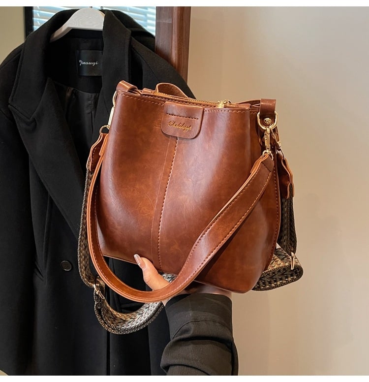 Geantă bucket în stil coreean, PU material, formă orizontal pătrată, închidere cu capac, buzunar intern cu fermoar tip sandviș, două bretele de umăr