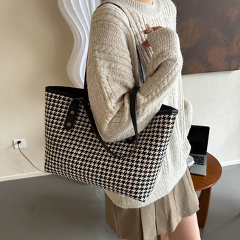 Τσάντα tote με καρό καμβά, στυλ δρόμου; άνοιγμα με φερμουάρ; επένδυση πολυεστέρα; ορθογώνιο σχήμα; εσωτερικές θήκες: φερμουάρ, τηλέφωνο, ταυτότητα; διπλοί ιμάντες