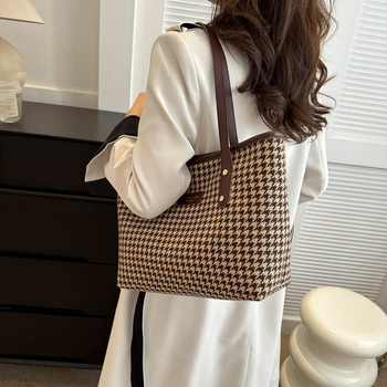 Τσάντα tote με καρό καμβά, στυλ δρόμου; άνοιγμα με φερμουάρ; επένδυση πολυεστέρα; ορθογώνιο σχήμα; εσωτερικές θήκες: φερμουάρ, τηλέφωνο, ταυτότητα; διπλοί ιμάντες