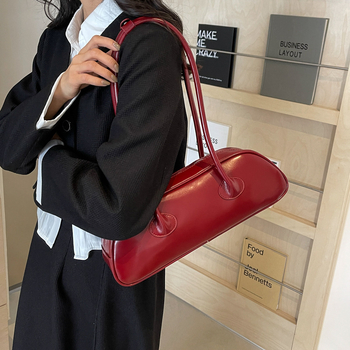 PU чанта багет, хоризонтална квадратна форма, цип за отваряне, вътрешен джоб за телефон, подплата полиестер-памук.