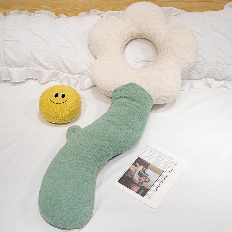 Garš pūkains spilvens ar smaidošu seju un sirds ziedu motīvu – daudzfunkcionāls muguras atbalsts un kāju balsta spilvens, pildīts PP kokvilna