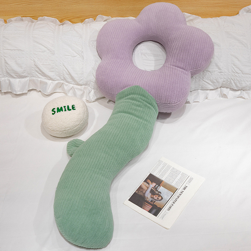 Garš pūkains spilvens ar smaidošu seju un sirds ziedu motīvu – daudzfunkcionāls muguras atbalsts un kāju balsta spilvens, pildīts PP kokvilna