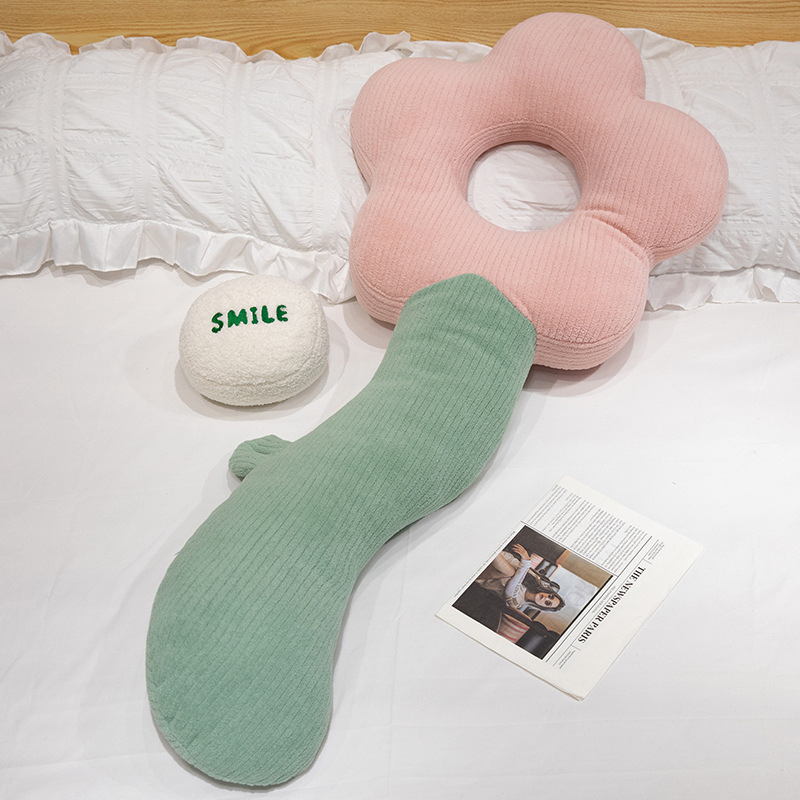 Garš pūkains spilvens ar smaidošu seju un sirds ziedu motīvu – daudzfunkcionāls muguras atbalsts un kāju balsta spilvens, pildīts PP kokvilna