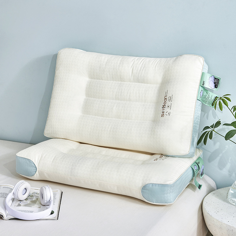 Stačiakampė kaklo pagalvė su poliesterio pluošto įdaru (95%), cheminių pluoštų dangtis (99% poliesteris), svoris 0.55-1.0 kg, skirta suaugusiems, vienam naudotojui.