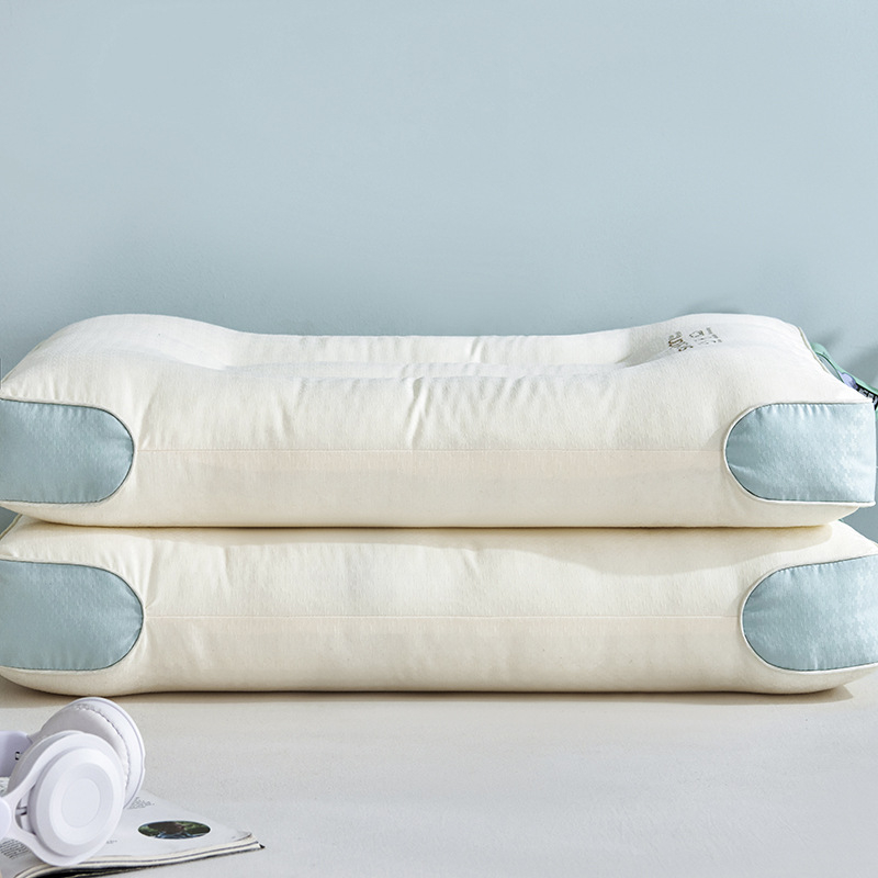 Stačiakampė kaklo pagalvė su poliesterio pluošto įdaru (95%), cheminių pluoštų dangtis (99% poliesteris), svoris 0.55-1.0 kg, skirta suaugusiems, vienam naudotojui.