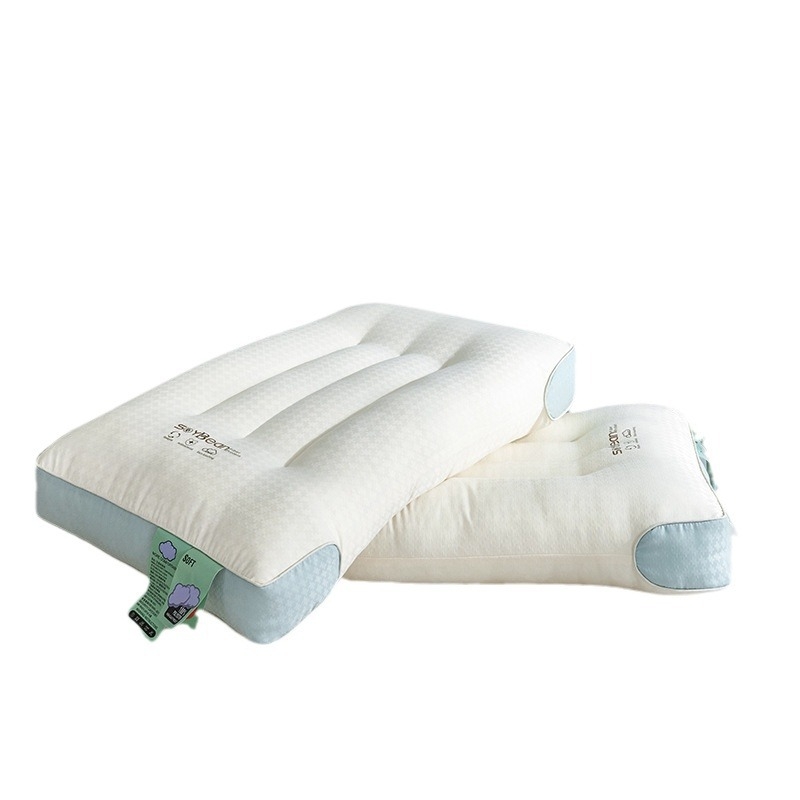 Stačiakampė kaklo pagalvė su poliesterio pluošto įdaru (95%), cheminių pluoštų dangtis (99% poliesteris), svoris 0.55-1.0 kg, skirta suaugusiems, vienam naudotojui.